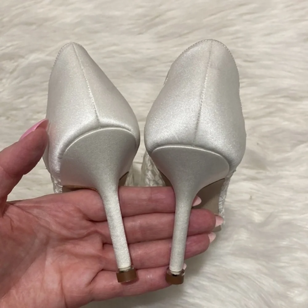 Manolo Blahnik Hangisilace Cream Lace Jewel‎ Buckle pumps size 35EU